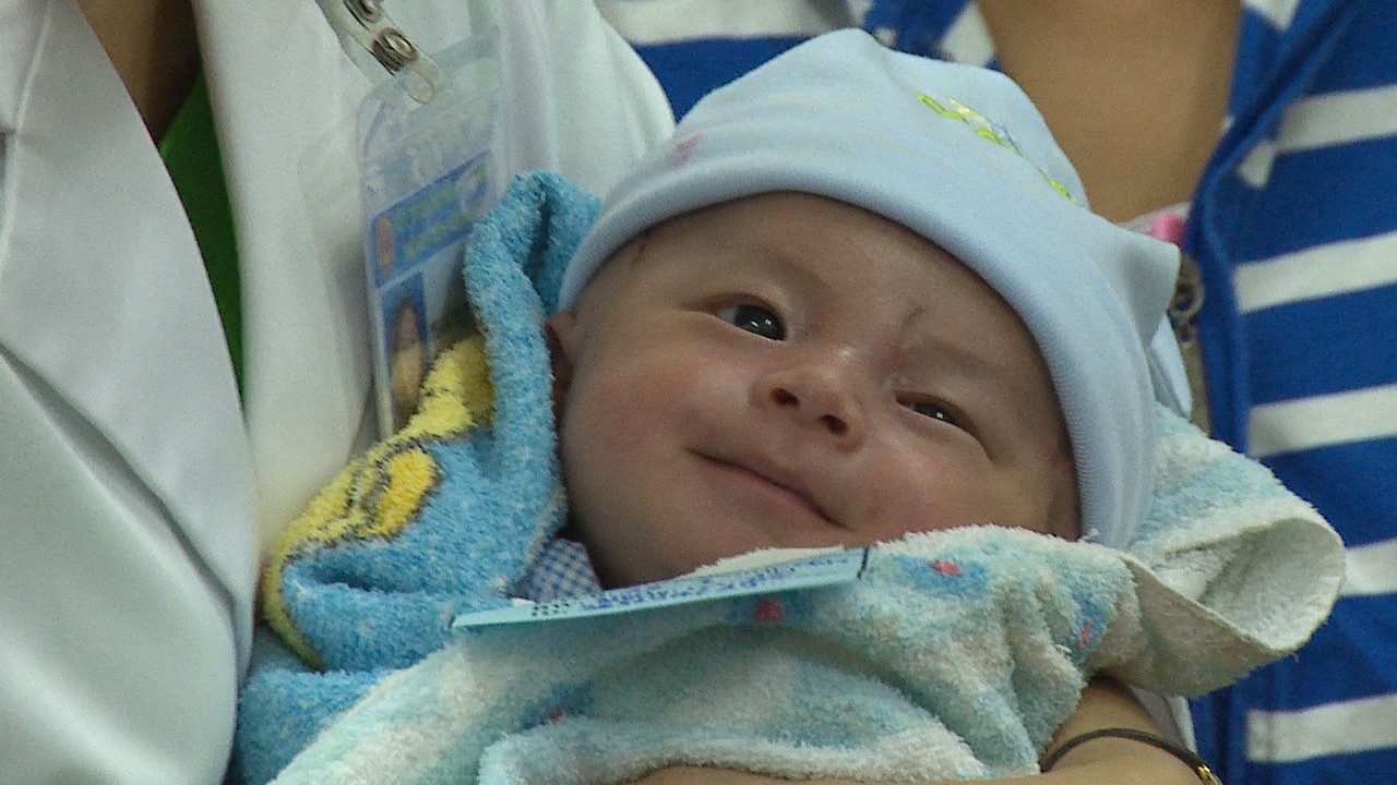 Niem vui cua cha me ngay be trai bi dam xuyen so xuat vien hinh anh