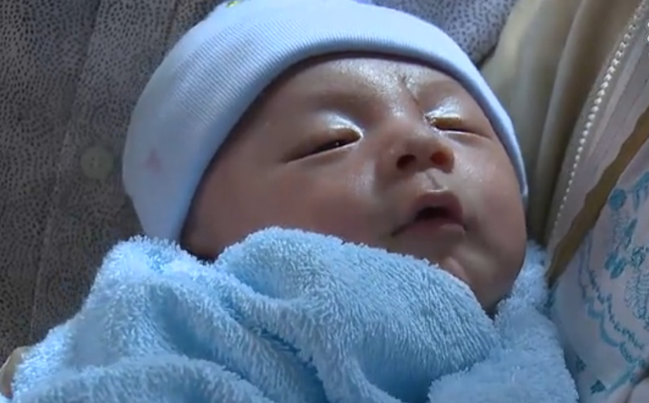 Be bi dao dam xuyen so duoc nhieu nguoi om hon luc xuat vien hinh anh