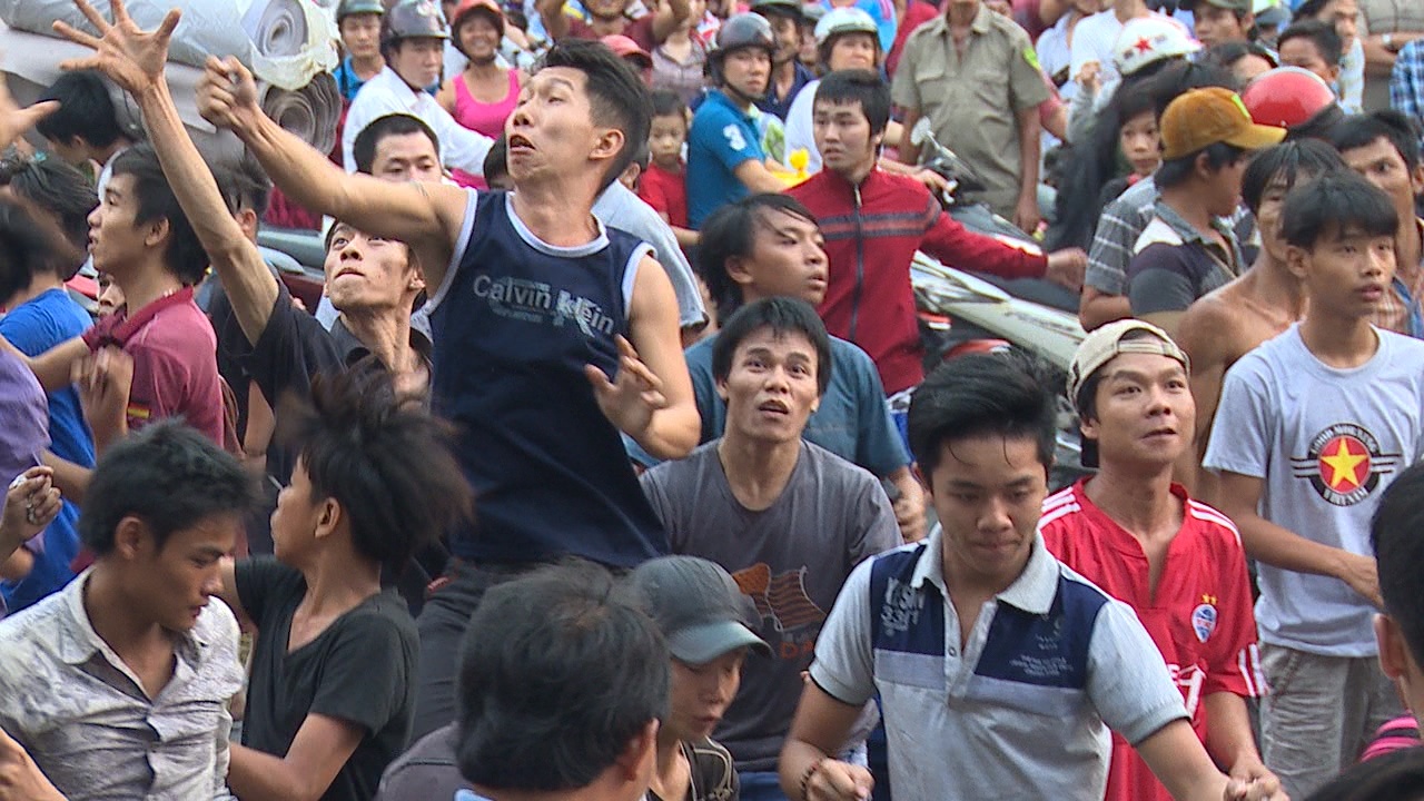 Gianh giat do cung tren pho o Sai Gon hinh anh