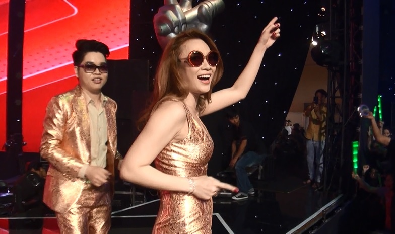 Khan gia ho het, chay theo xe My Tam sau chuong trinh hinh anh