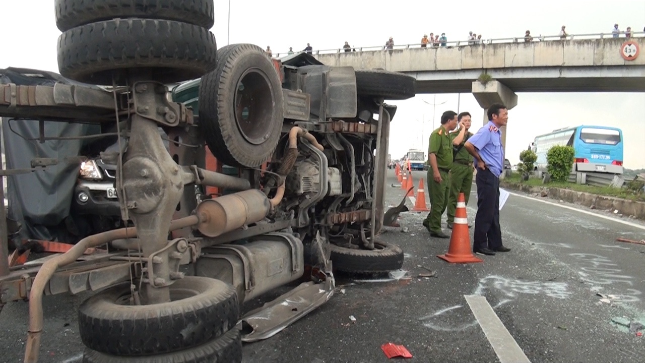 Hien truong 5 xe lao vao nhau tren cao toc hinh anh