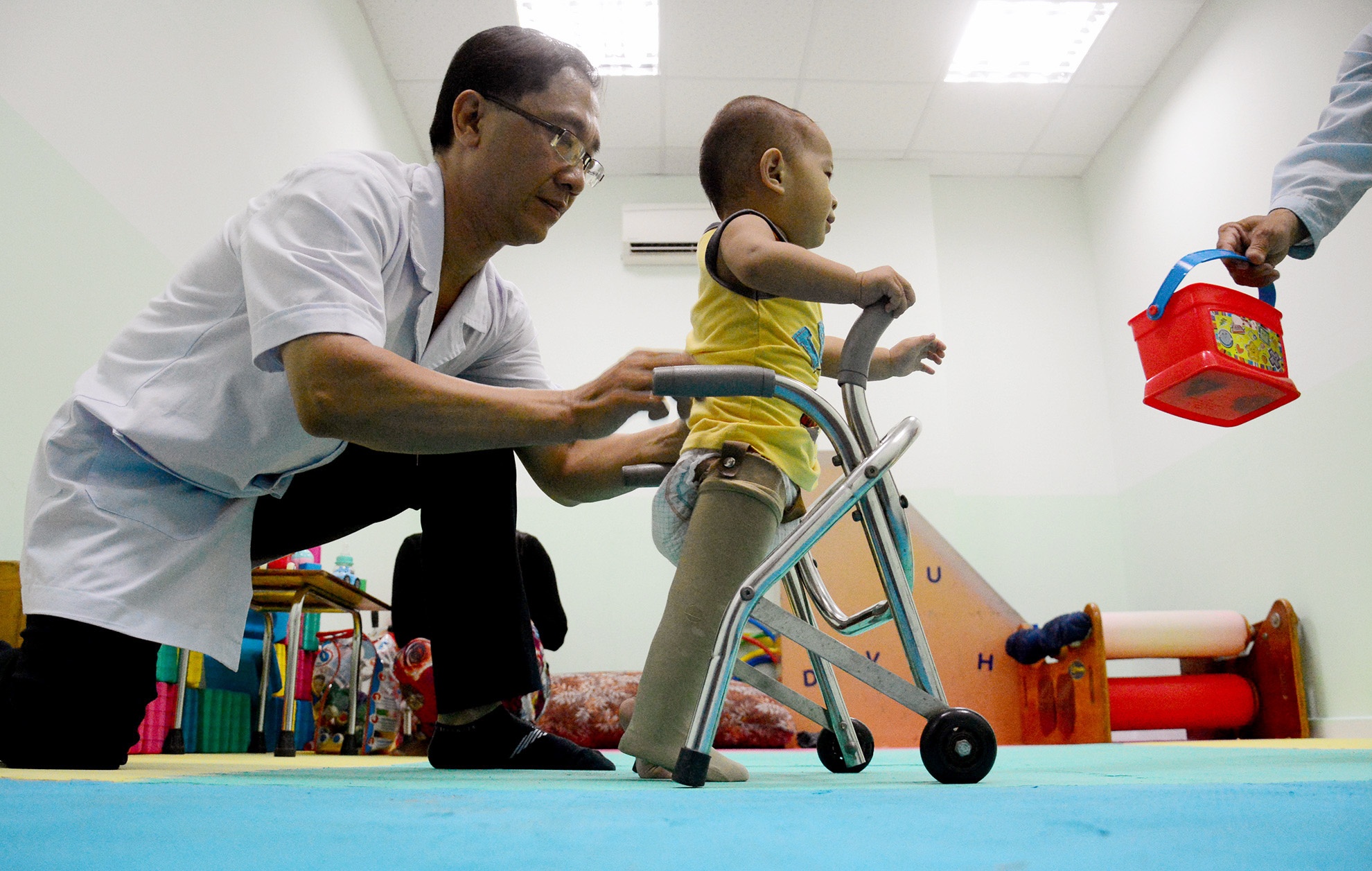 Em be vang ra khoi bung me tap di bang chan gia hinh anh