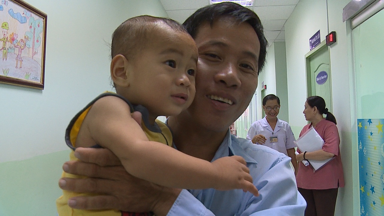 Em be tung bi vang khoi bung me tro lai Sai Gon hinh anh