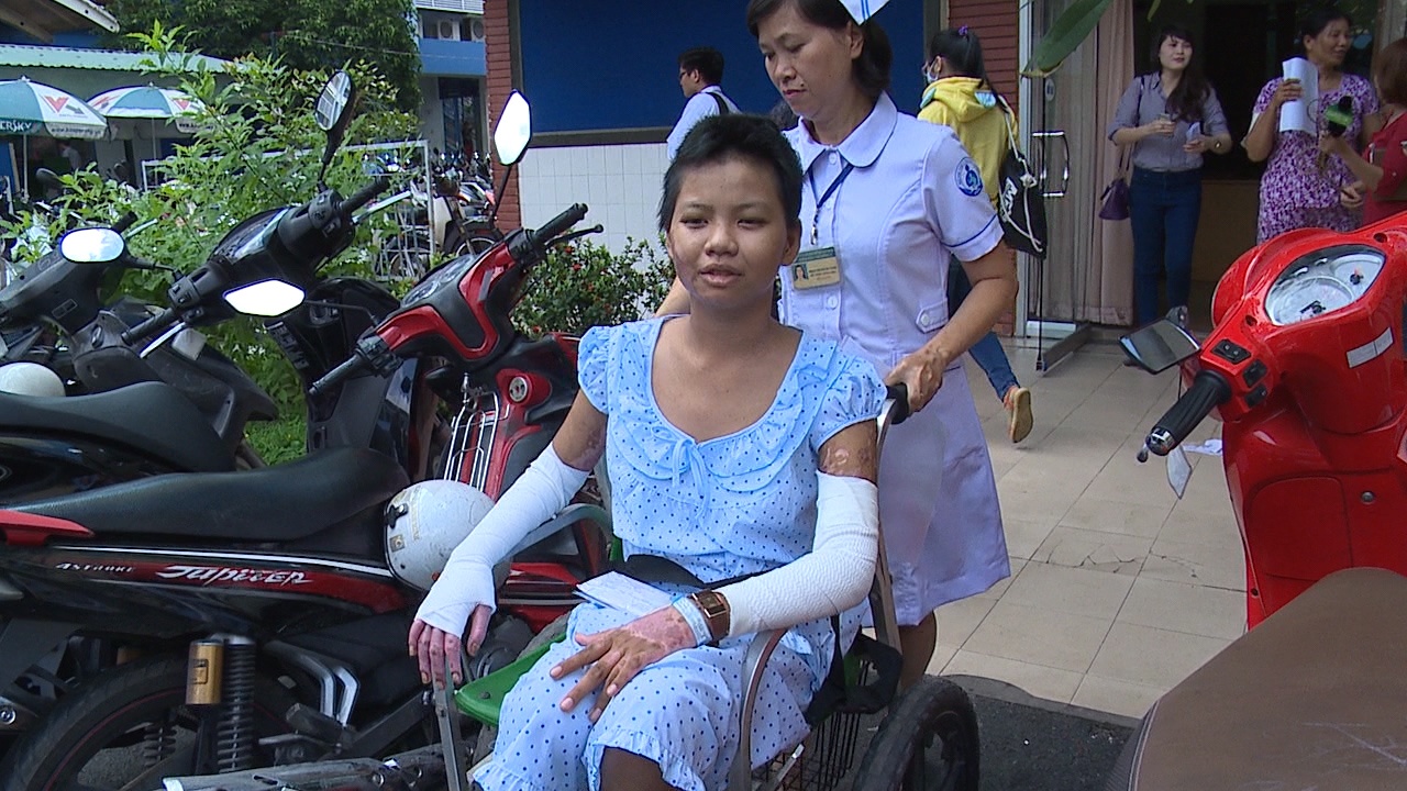 Niem vui ngay xuat vien cua be gai bi me ruot dot hinh anh