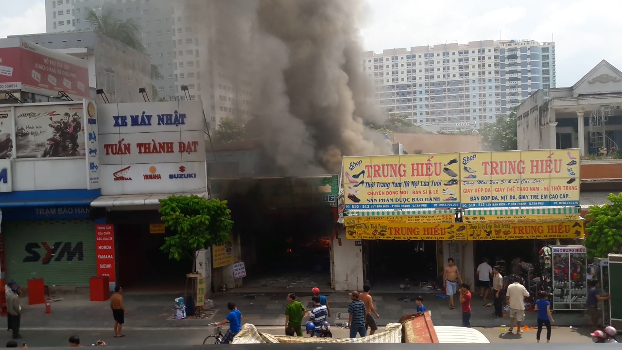 Clip lua chay du doi sau tieng no lon, 2 me con thiet mang hinh anh