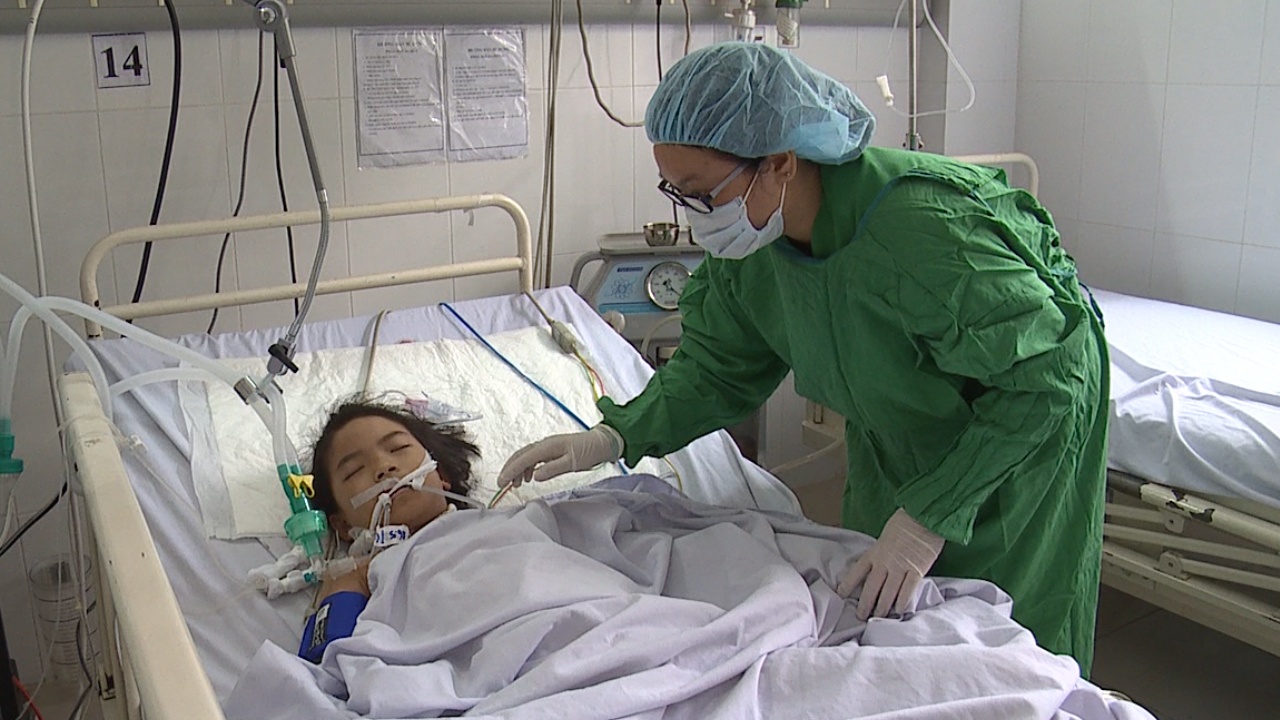 Niem vui cua cha me be gai ngung tim duoc cuu song hinh anh