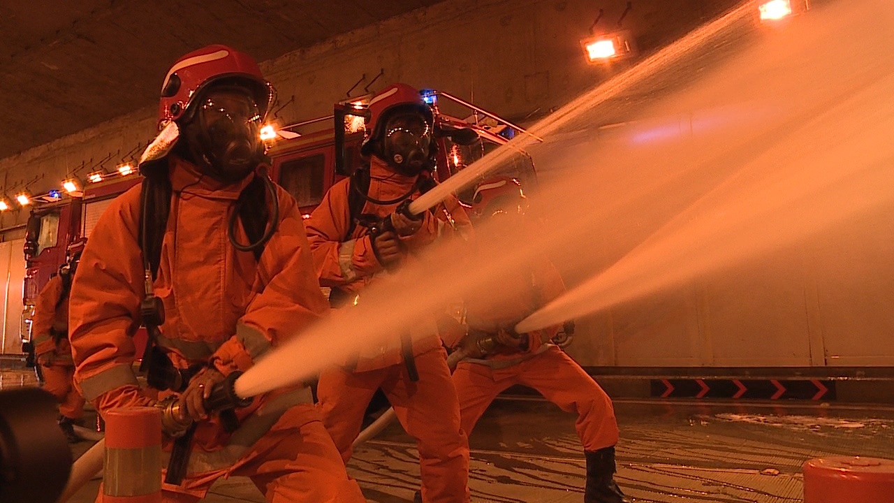 Hang tram nguoi dien tap cuu nan trong ham song Sai Gon hinh anh