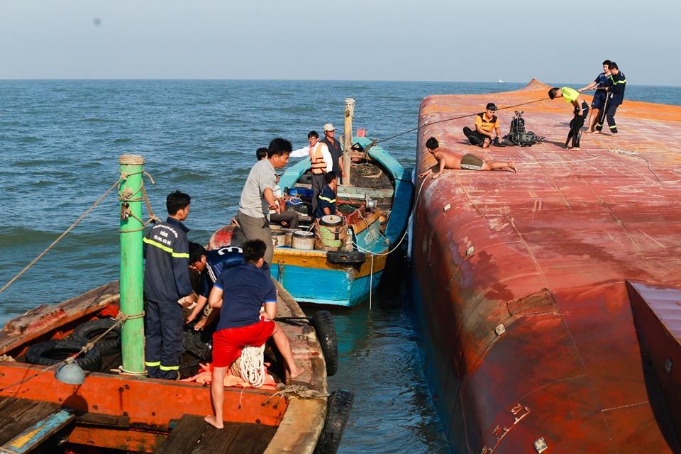 Hanh trinh giai cuu thuyen vien ket trong tau bi lat up hinh anh