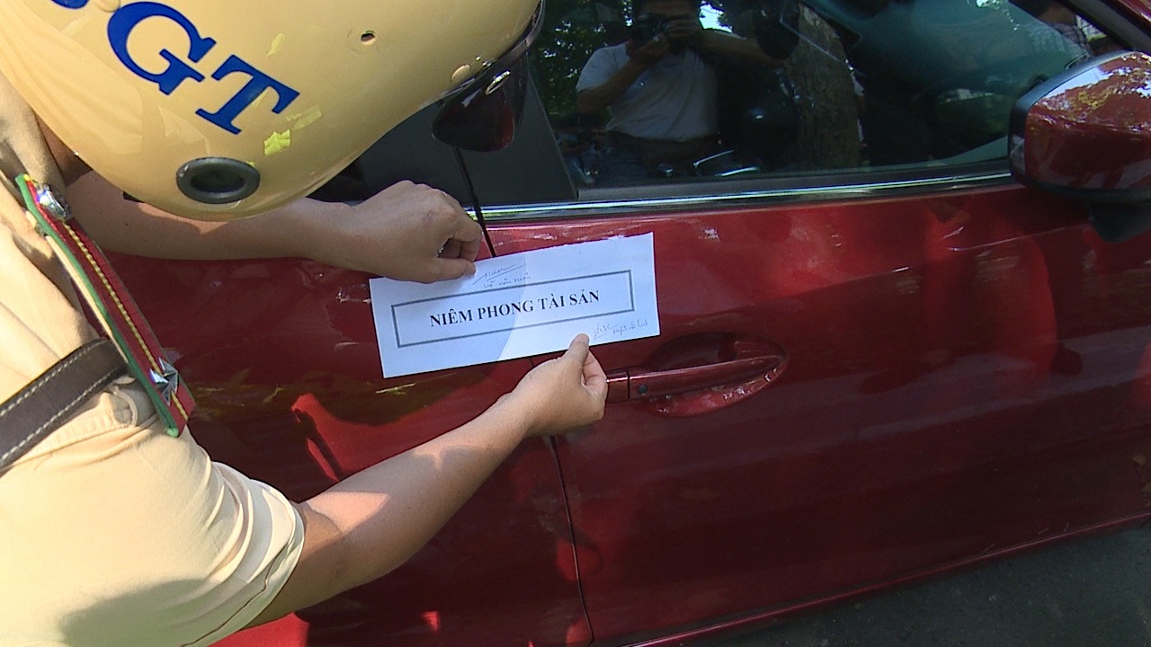 CSGT ra quan xu ly xe dung do vi pham o Sai Gon hinh anh