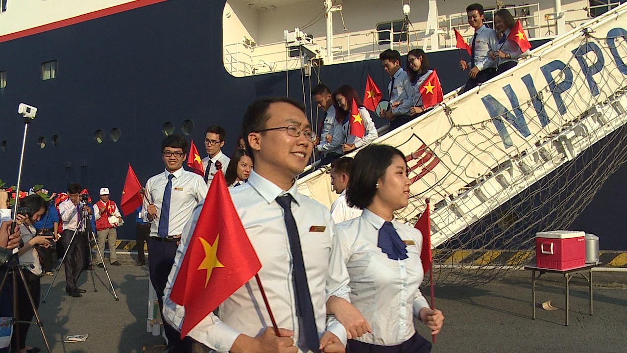 Tau thanh nien Dong Nam A va Nhat Ban den TP HCM hinh anh