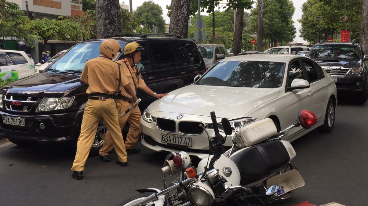 Clip CSGT khong che tai xe oto dien hinh anh