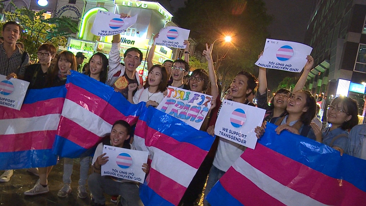 Cong dong LGBT Sai Gon mua to van xuong duong an mung hinh anh