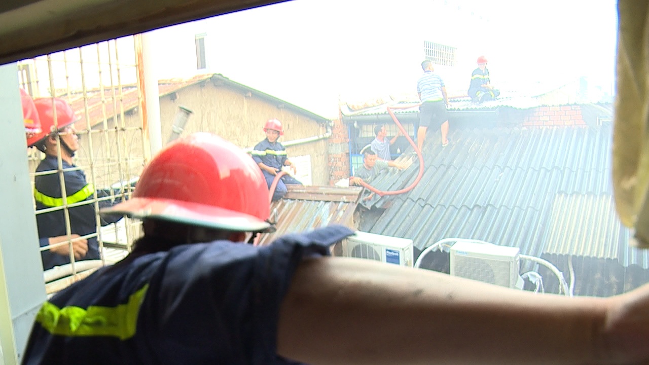 Toan canh dam chay thieu rui 8 can nha giua Sai Gon hinh anh