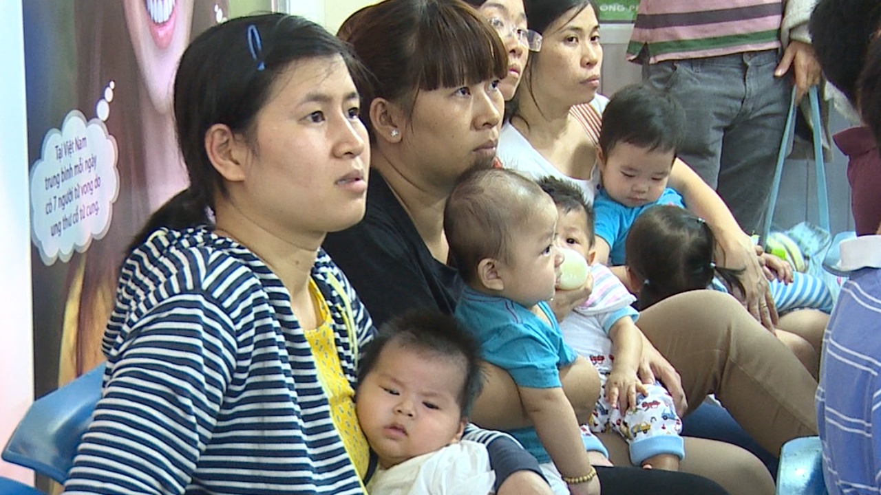 Xep hang tu dem 'giu cho' tiem vac xin 5 trong 1 hinh anh