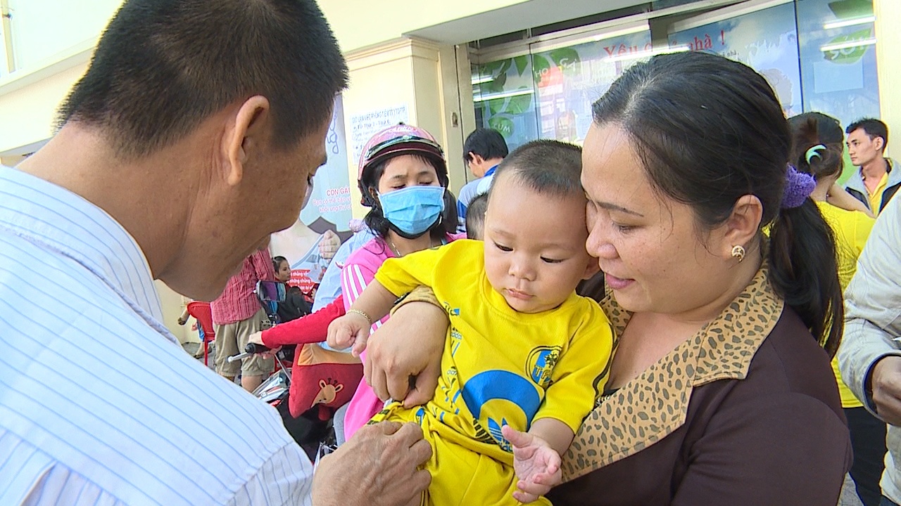 Loi ke nguoi me om con cho gan 2 ngay de tiem vac xin hinh anh