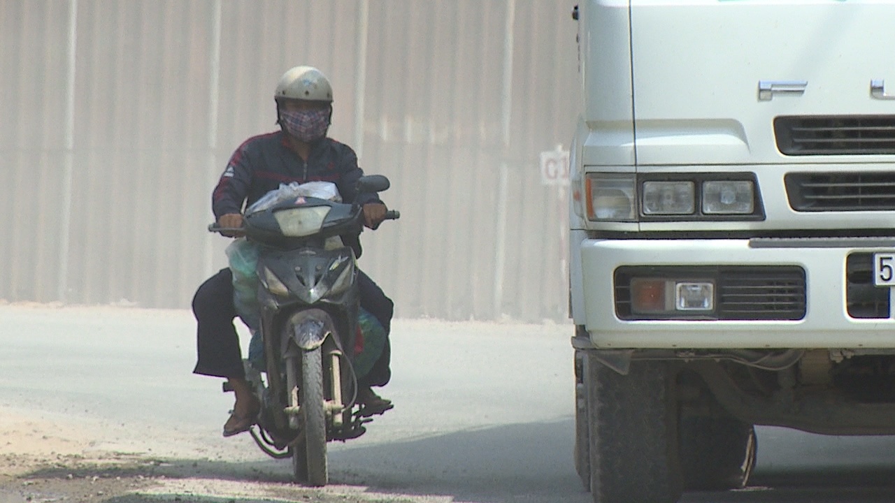 Loc bui bao phu tuyen duong o quan 9 Sai Gon hinh anh