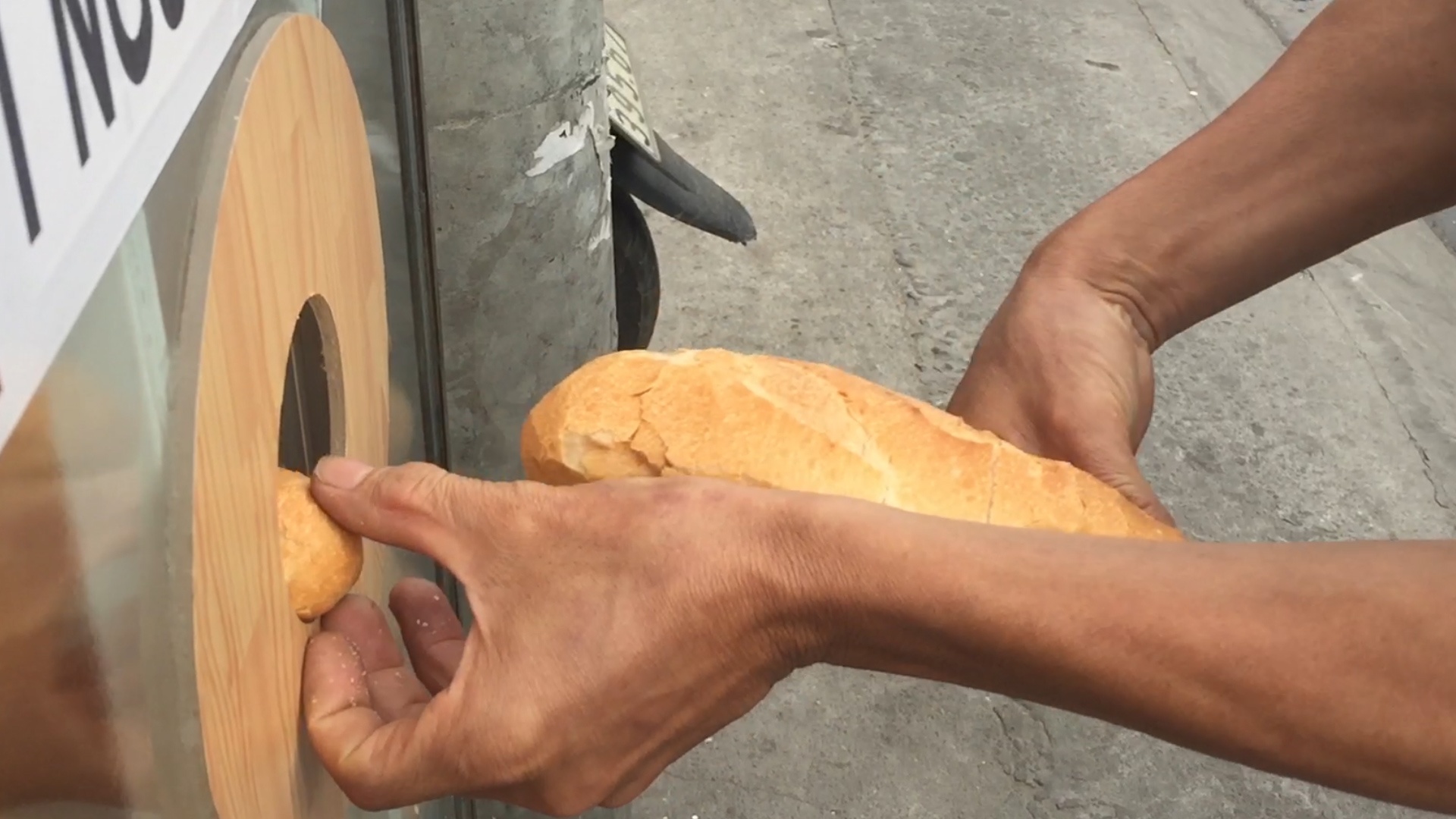 Nhieu nguoi lam dung thung banh mi tu thien o Sai Gon hinh anh