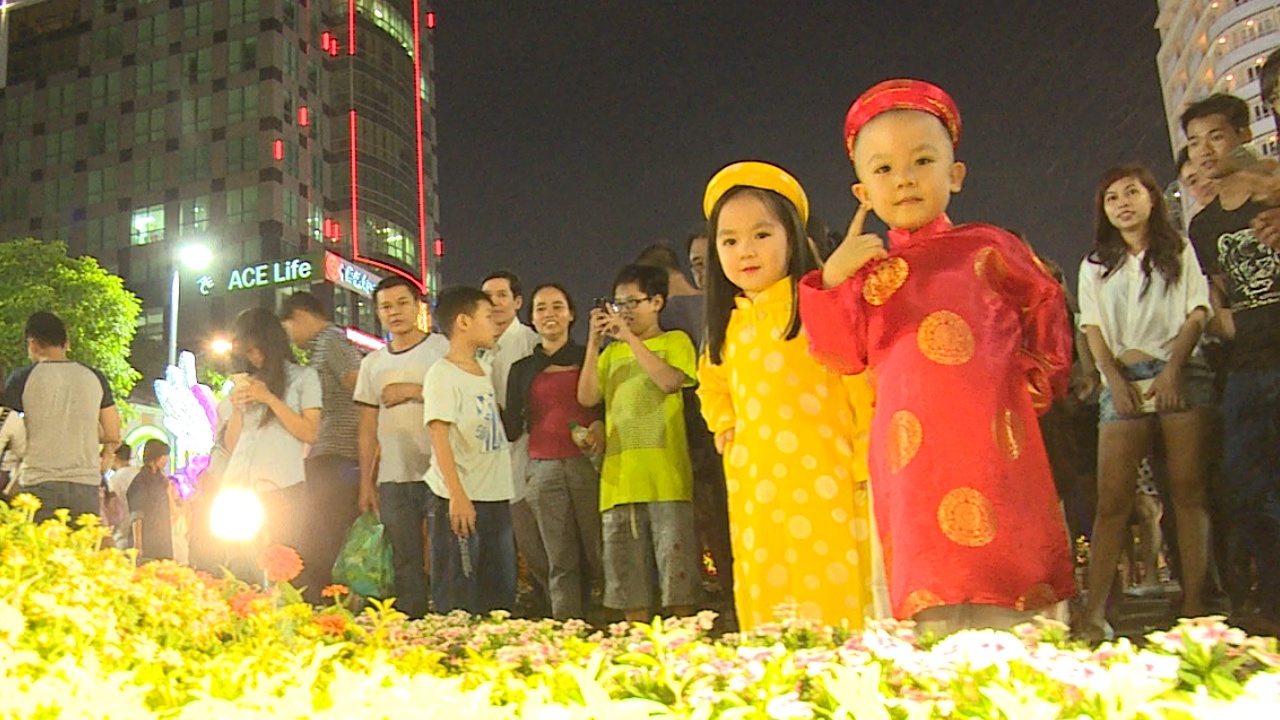 Nguoi Sai Gon du xuan som o duong hoa Nguyen Hue hinh anh
