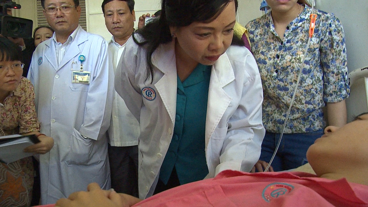 Bo truong Y te tro chuyen cung thieu nu bi cua chan hinh anh