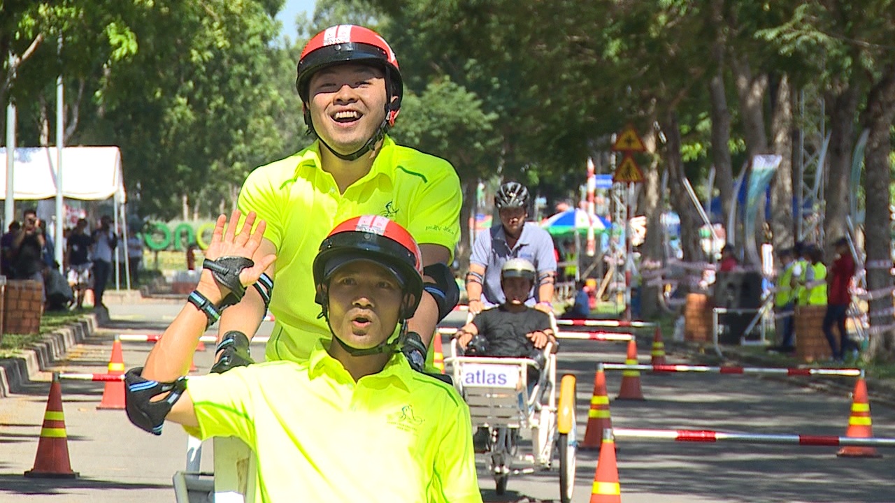 Gioi tre Sai Gon dua xich lo hinh anh