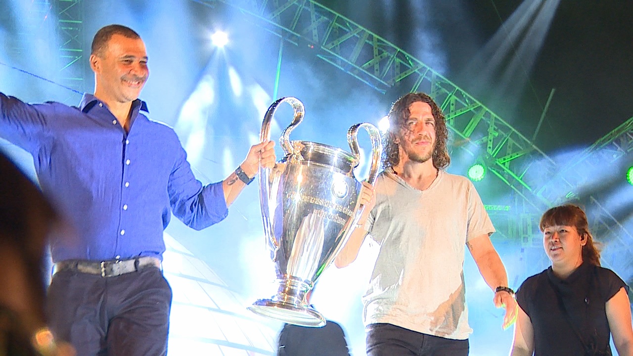 Gullit va Puyol nang cao chiec cup C1 o TP HCM hinh anh