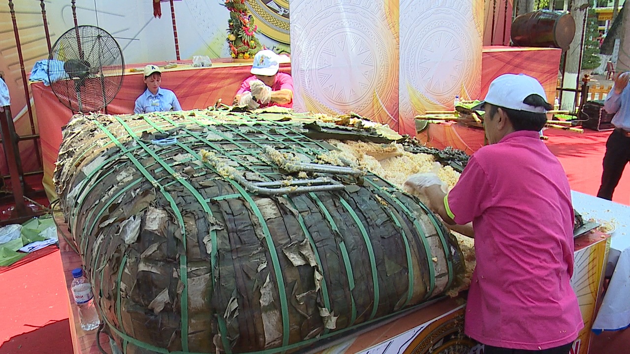 1.000 nguoi thuong thuc banh chung 2,5 tan hinh anh