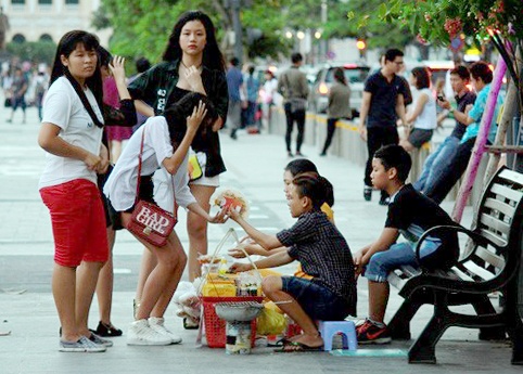 An uong, xa rac tai pho di bo Sai Gon hinh anh