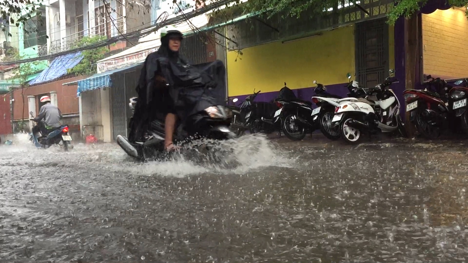 Mua lon gay ngap nuoc, nhieu xe chet may o Sai Gon hinh anh