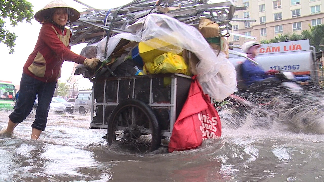 Nguoi Sai Gon bi bom loi nuoc sau con mua lon hinh anh