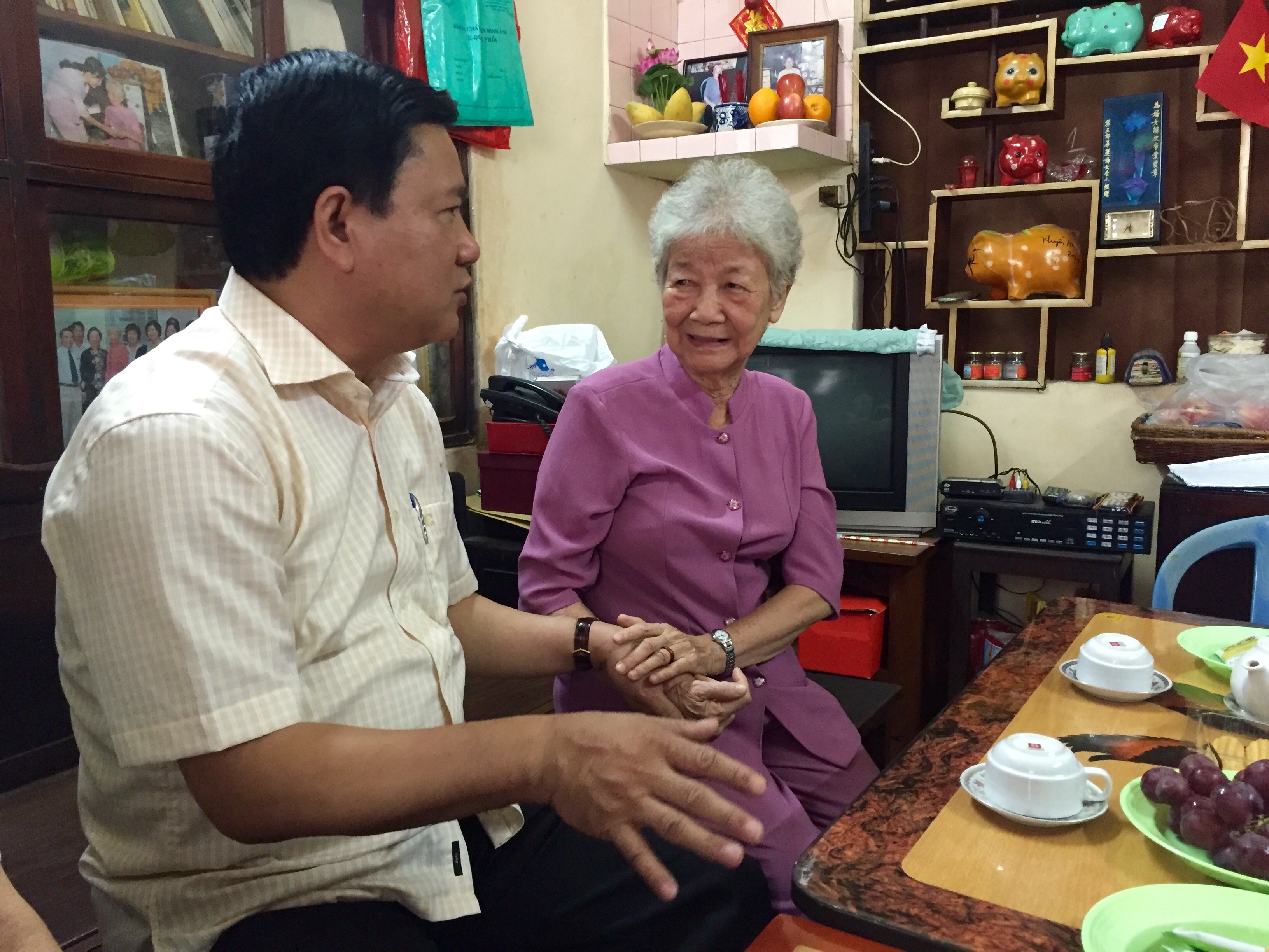 Bi thu Thang tham dong bao nguoi Hoa o quan 5 hinh anh