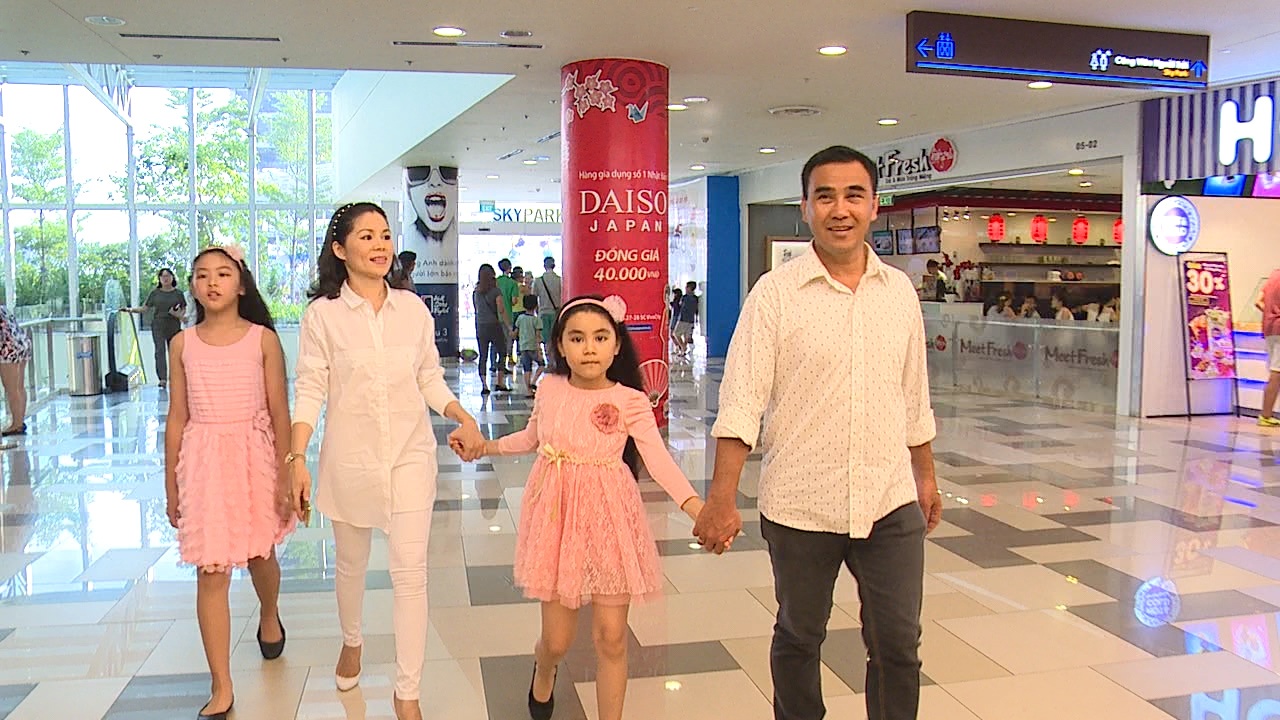 Quyen Linh hanh phuc ben hai con gai ngay 1/6 hinh anh