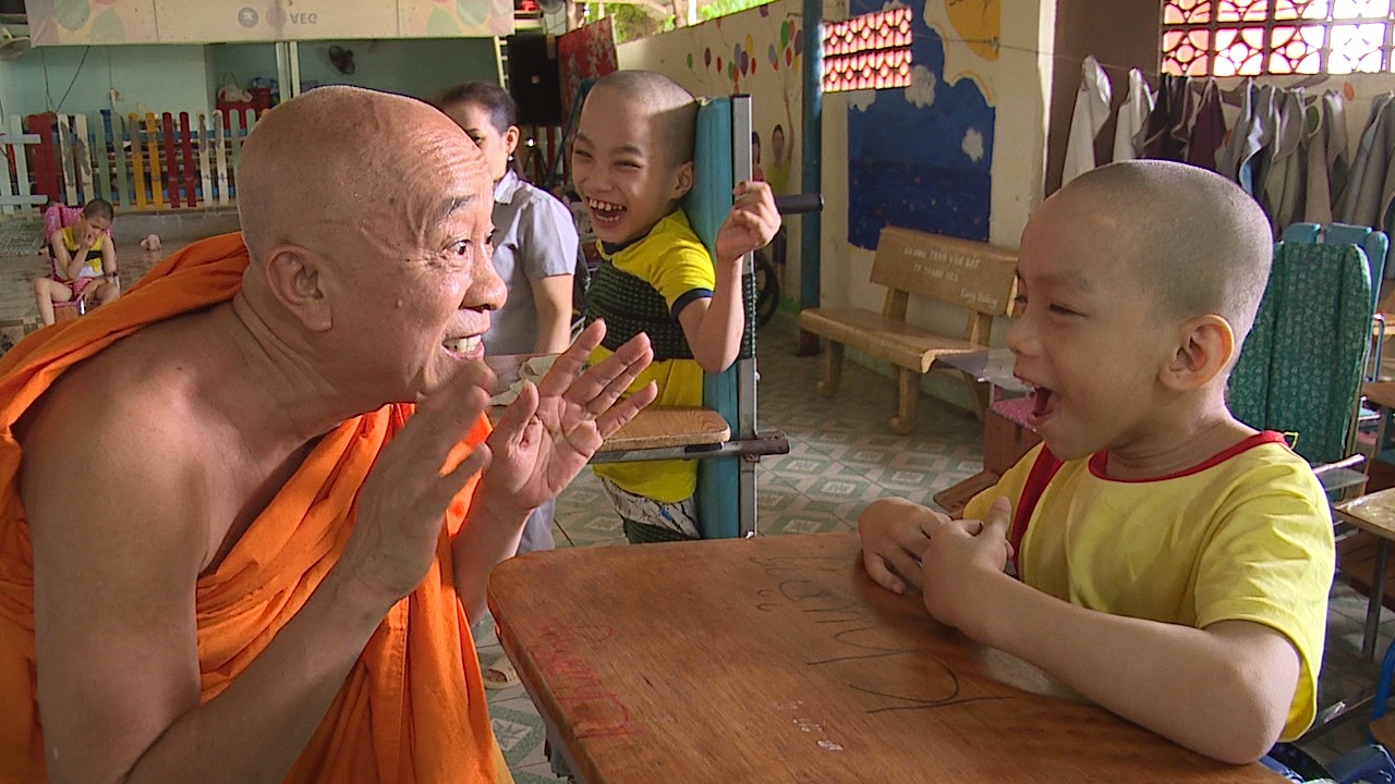 Nguoi cha nha su nuoi 200 tre mo coi o Sai Gon hinh anh