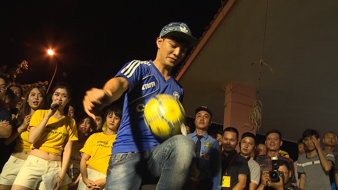 Khan gia TP HCM hoa cung nguoi noi tieng chao don Euro 2016 hinh anh