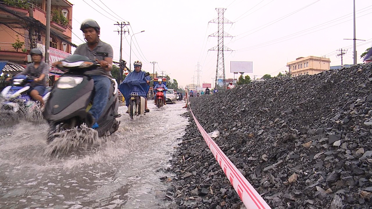 Duong Kinh Duong Vuong ngap nang sau con mua hinh anh