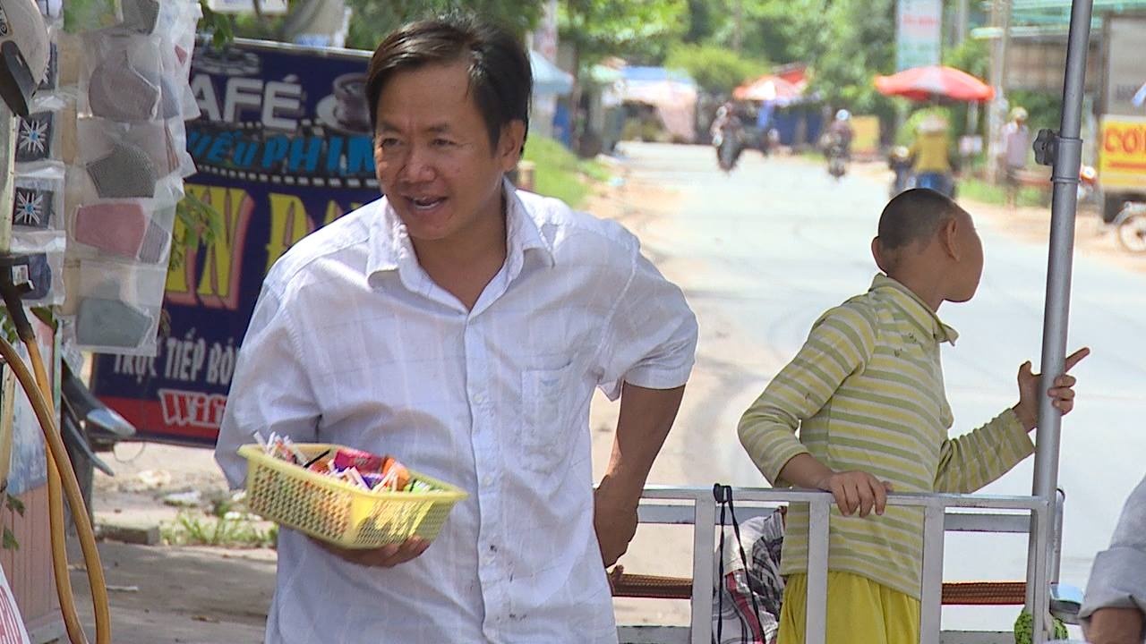 Nghi luc nguoi cha nuoi 2 con trai bi bai nao o Sai Gon hinh anh