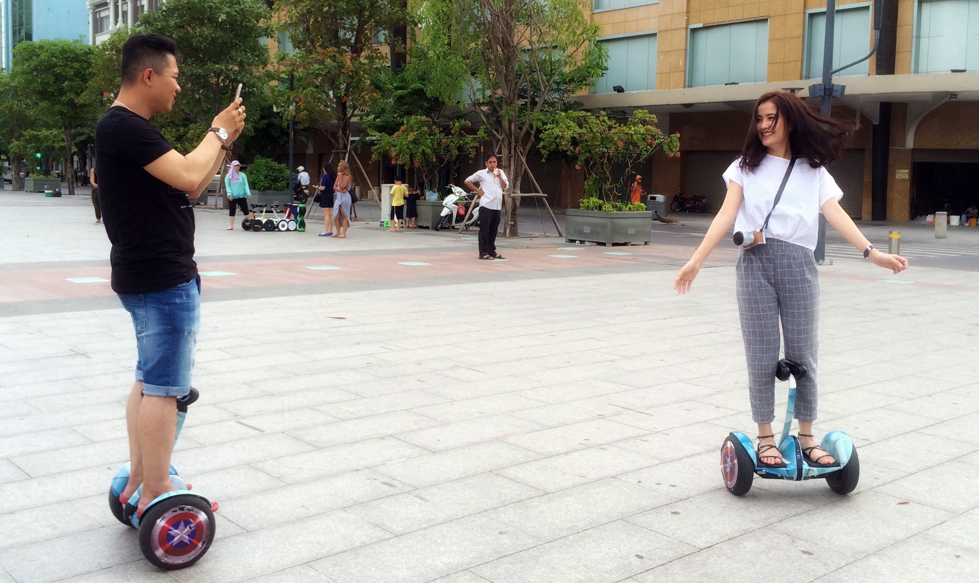 Xe dien tu can bang tran ngap pho di bo Nguyen Hue hinh anh