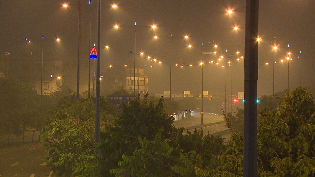 Sai Gon mu mit trong dem boi mau trang duc hinh anh