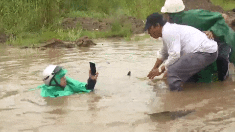 Mua lon, nguoi va xe may lot xuong cong o Sai Gon hinh anh