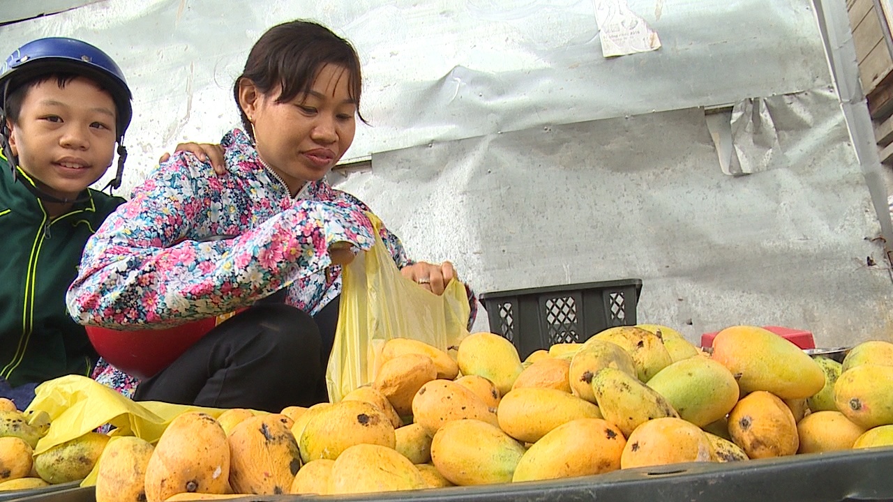 Tieu thuong Sai Gon tu chung minh xoai khong co nylon hinh anh