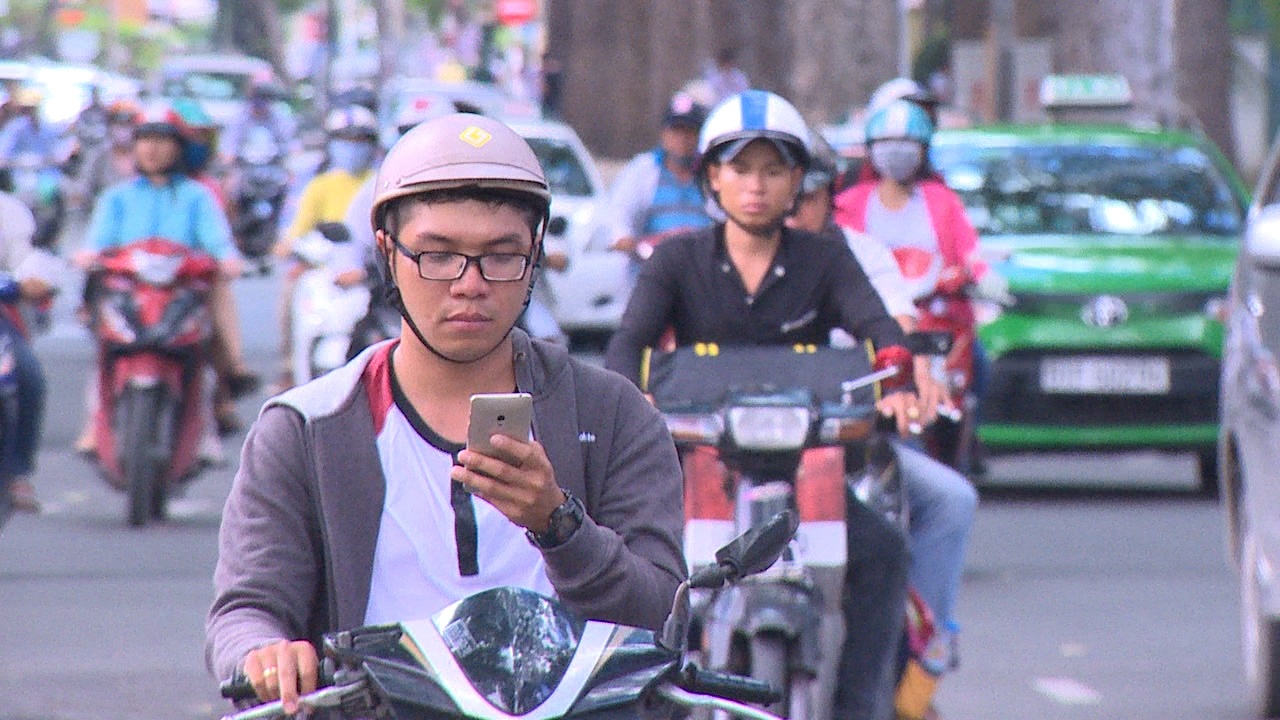 Gioi tre Sai Gon vua lai xe vua bat Pokemon hinh anh