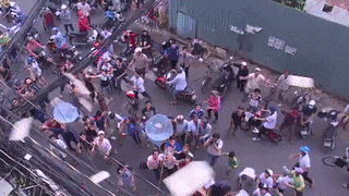 Hang tram nguoi tranh nhau 20 trieu tien le roi xuong duong hinh anh