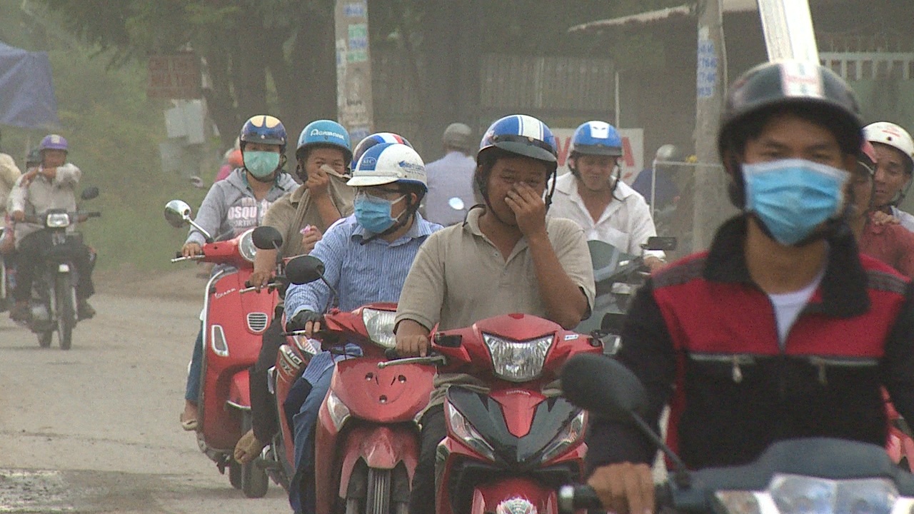 Xe tai gay o nhiem khu dan cu ngoai thanh Sai Gon hinh anh