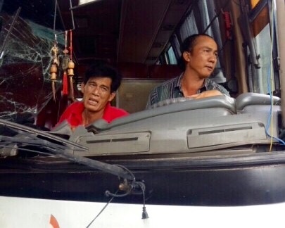 Chu xe khach cho 30 nguoi mat phanh khi do deo noi gi? hinh anh