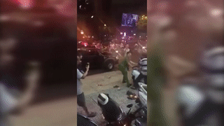 Nguoi ban hang rong bi cong an keo le len tieng hinh anh