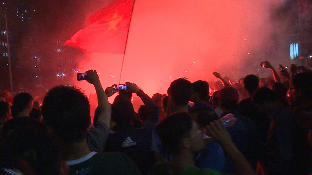 CDV xuong duong dot phao sang mung chien thang hinh anh