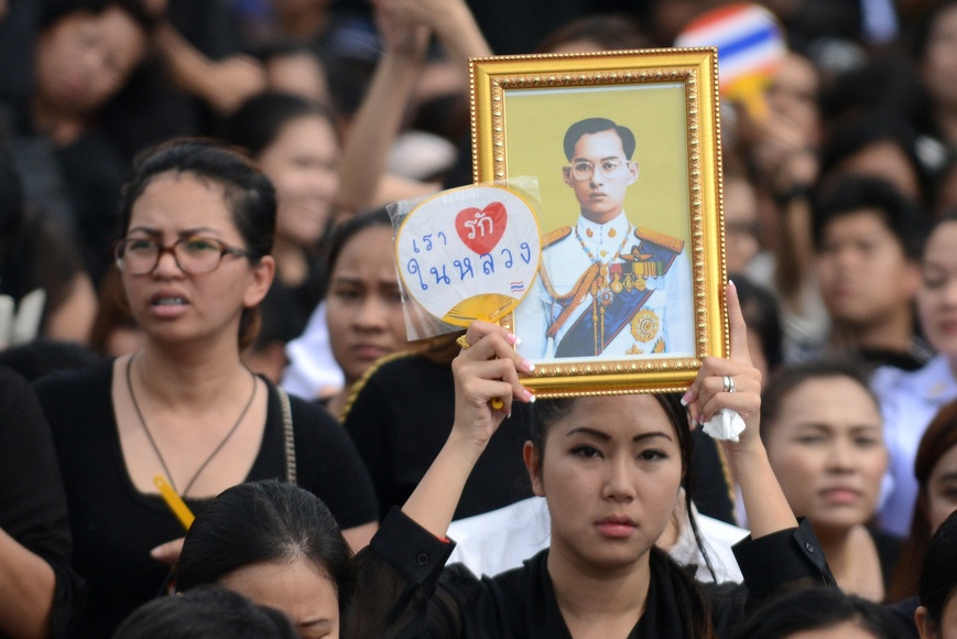 Nguoi dan Thai Lan thuong tiec Quoc vuong Bhumibol hinh anh