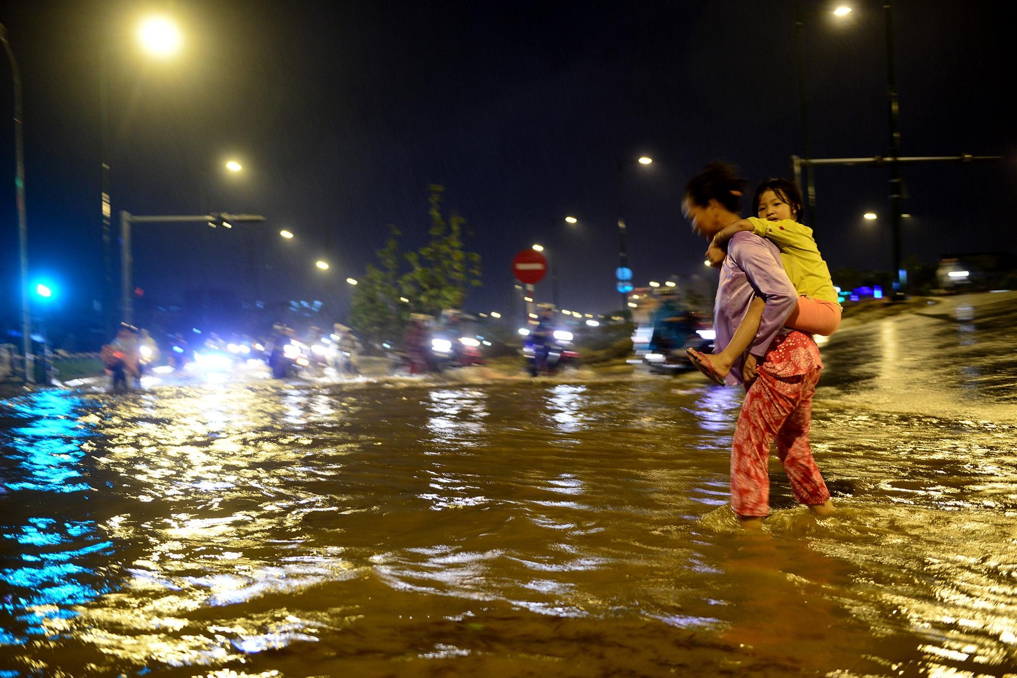 Nuoc chay nhu suoi vao cong ty, nha dan trong trieu cuong hinh anh