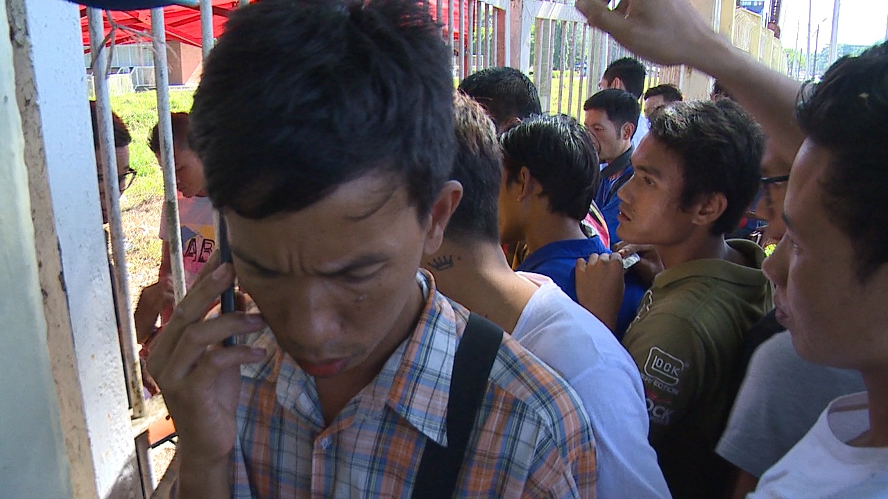 Nguoi dan Myanmar chen chan mua ve giua troi nang gat hinh anh