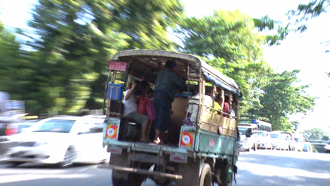 Duong pho Yangon vang lang mua AFF Cup hinh anh