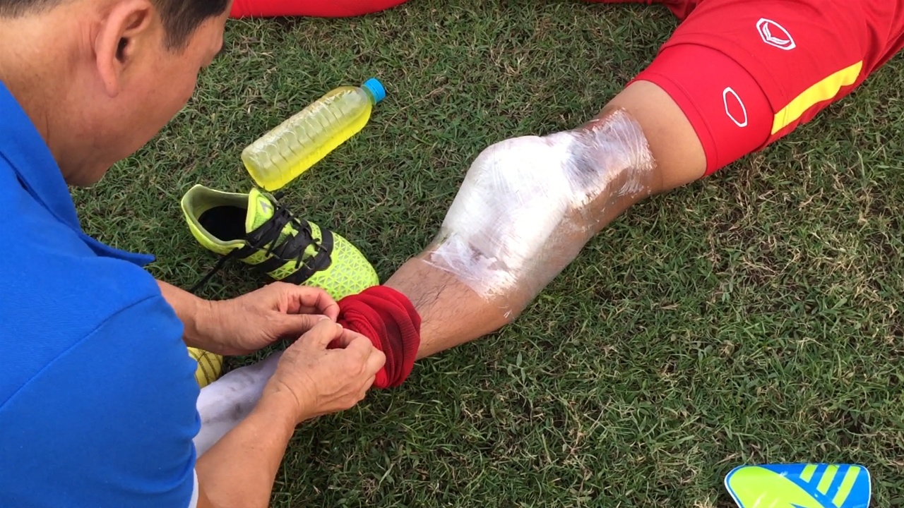 Cau thu VN bang chan, di tap tenh sau tran thang Malaysia hinh anh